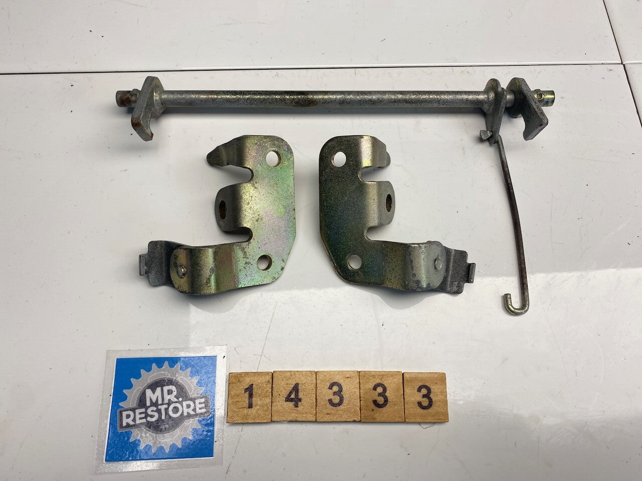 Yamaha FZR1000 Seat Latch Lever & Brackets 1989-1990 - 2GH-24776