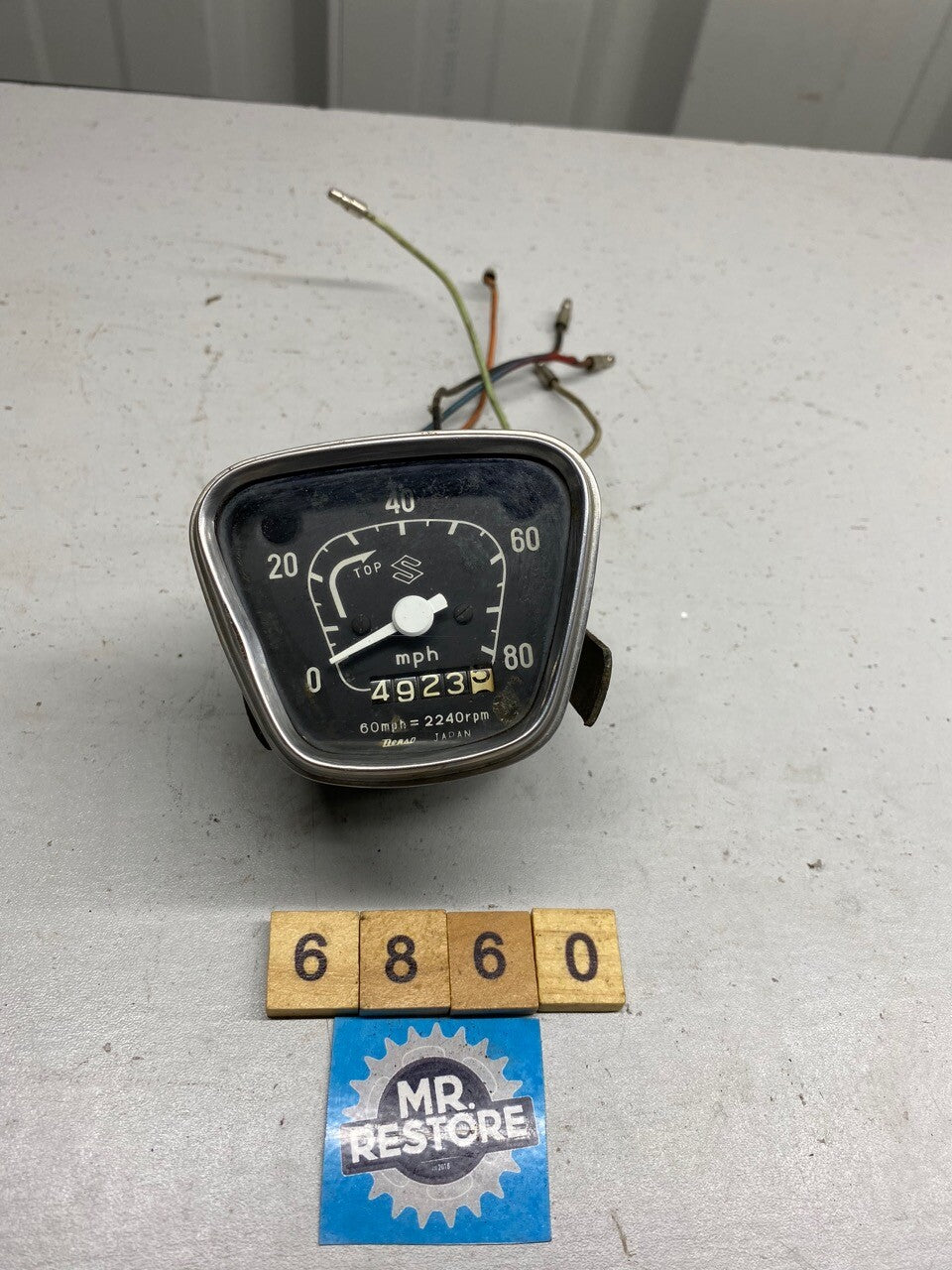 Suzuki U50 MPH Speedometer, Bracket & Bulb Globe Holders (tested)