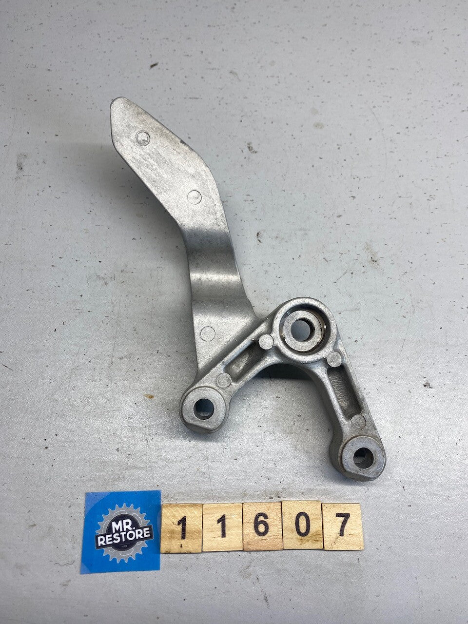 Yamaha FZR250 2KR 3HX1 R/H Foot Rest Bracket 2KR-27443