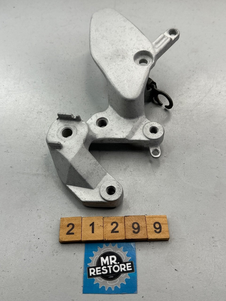 Yamaha TRX850 YZR1000R YZF750 YZF600R R/H Footrest Bracket 4FM-27443-02