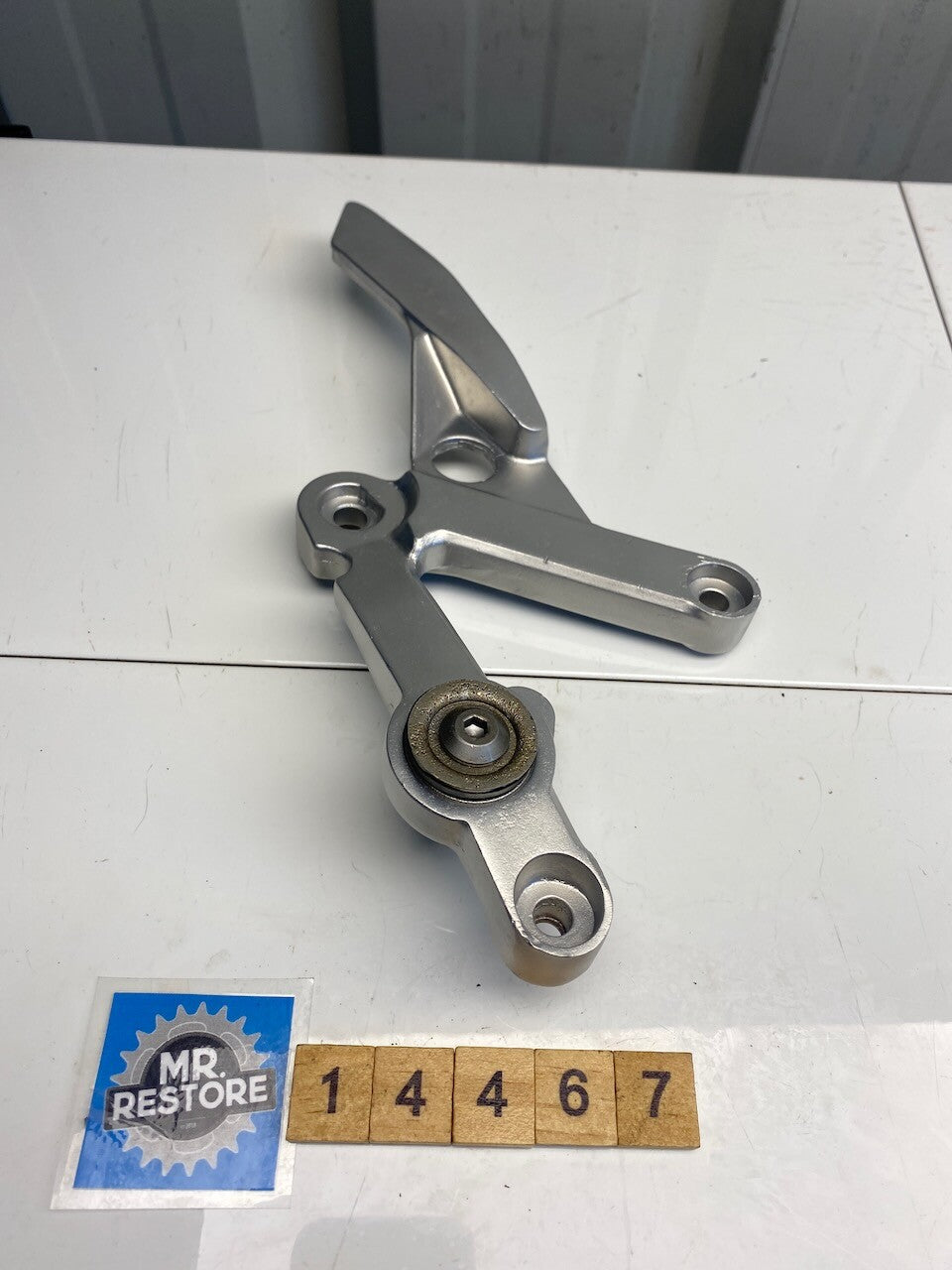 Yamaha TZR250 2MA 1KT R/H Front Rider Footrest Bracket - Vapour Blasted