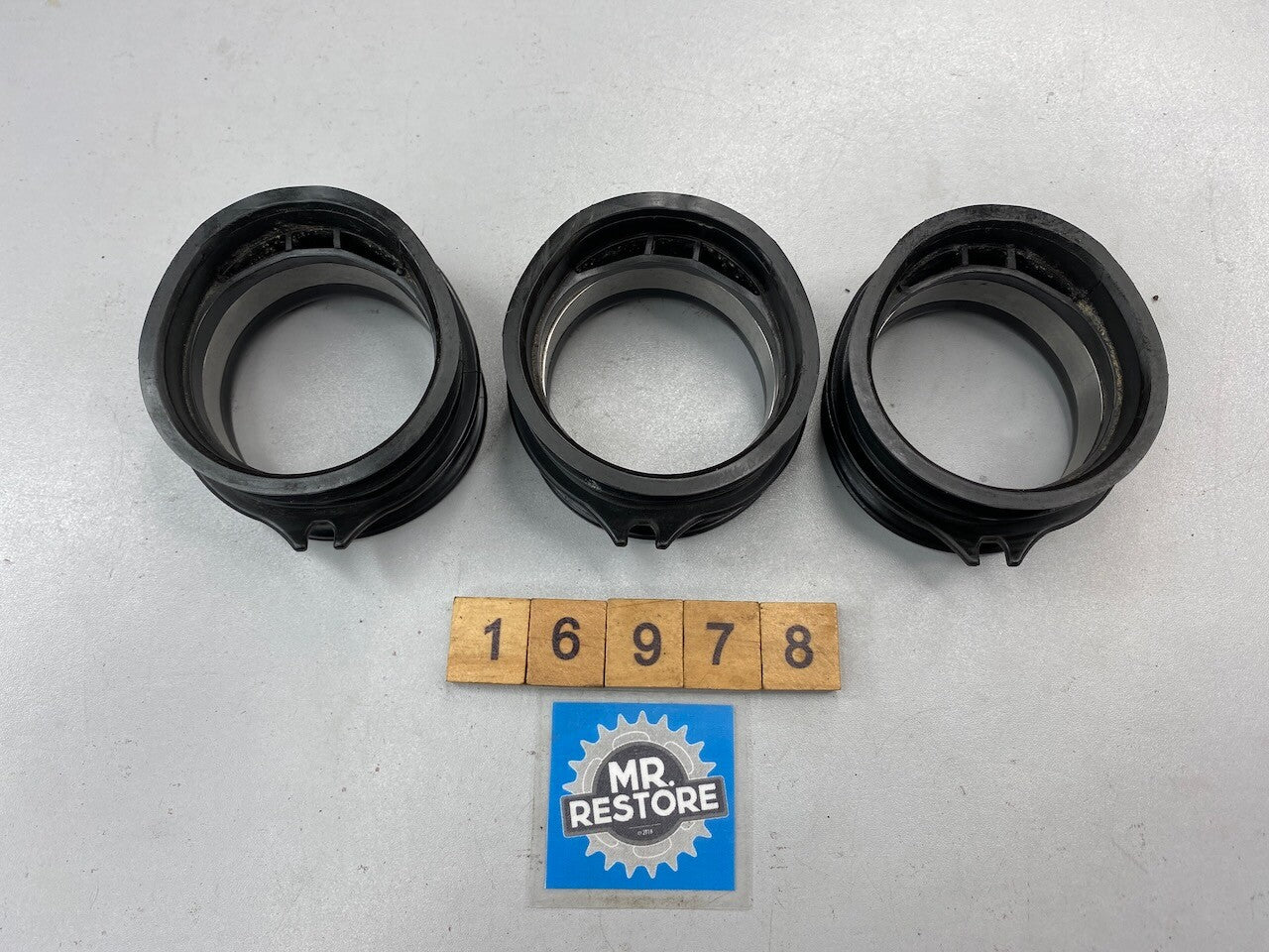 Triumph Speed Triple 900 (Carb) Carburettor to Air Box Rubbers (set) 