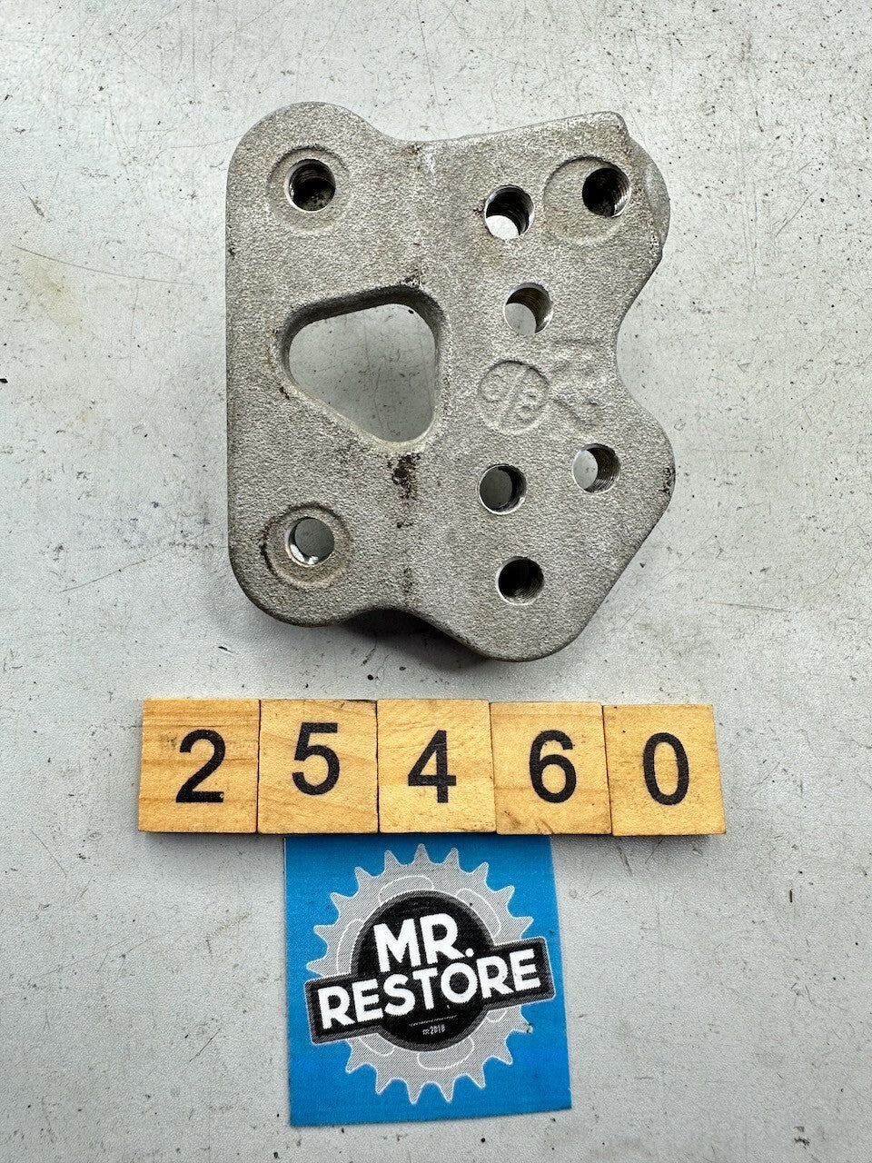Suzuki GSXR750 GSXR600 2006-10 Front Right Foot Rest Bracket 43541-01H00
