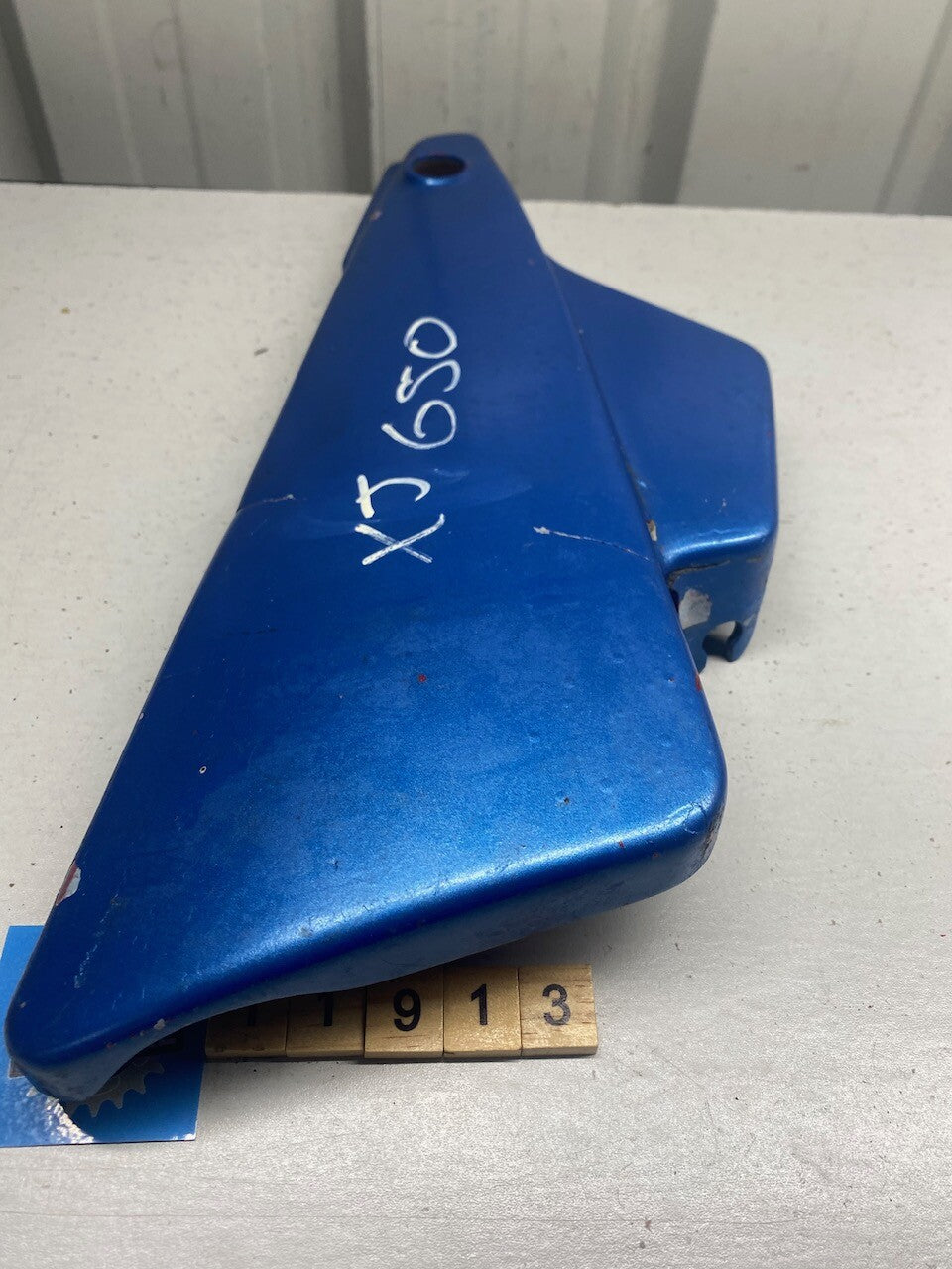 Yamaha XJ650 4K0 L/H Side Cover Panel (cracked)