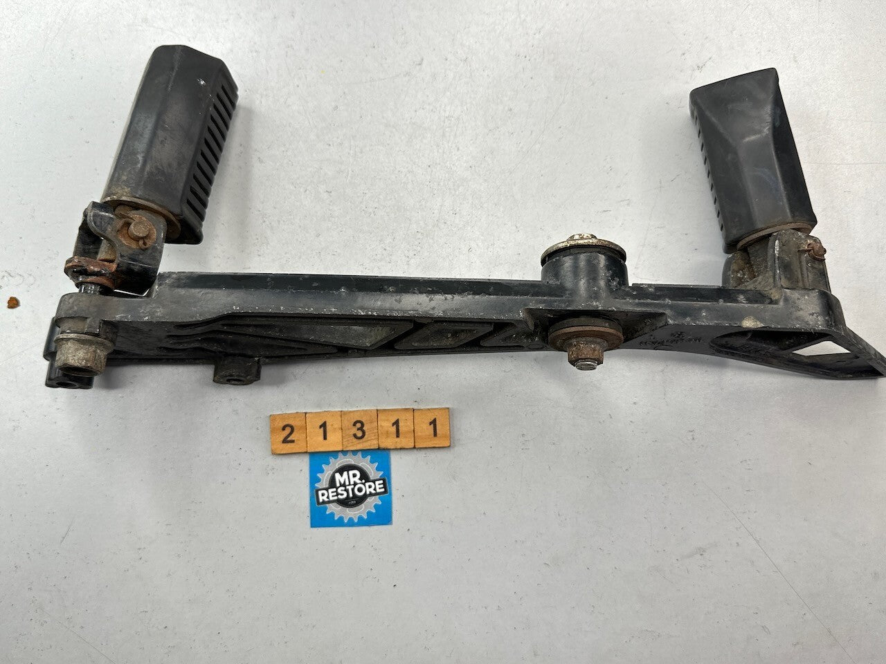 Kawasaki GPZ305 EX305 GPZ250 Belt Drive ER250 Z250 L/H Foot Rest Peg Bracket
