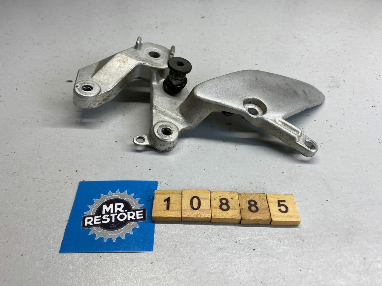 Yamaha YZF1000R YZF600R TRX850 YZF750 R/H Riders Foot Rest Bracket 4FM-27443-02