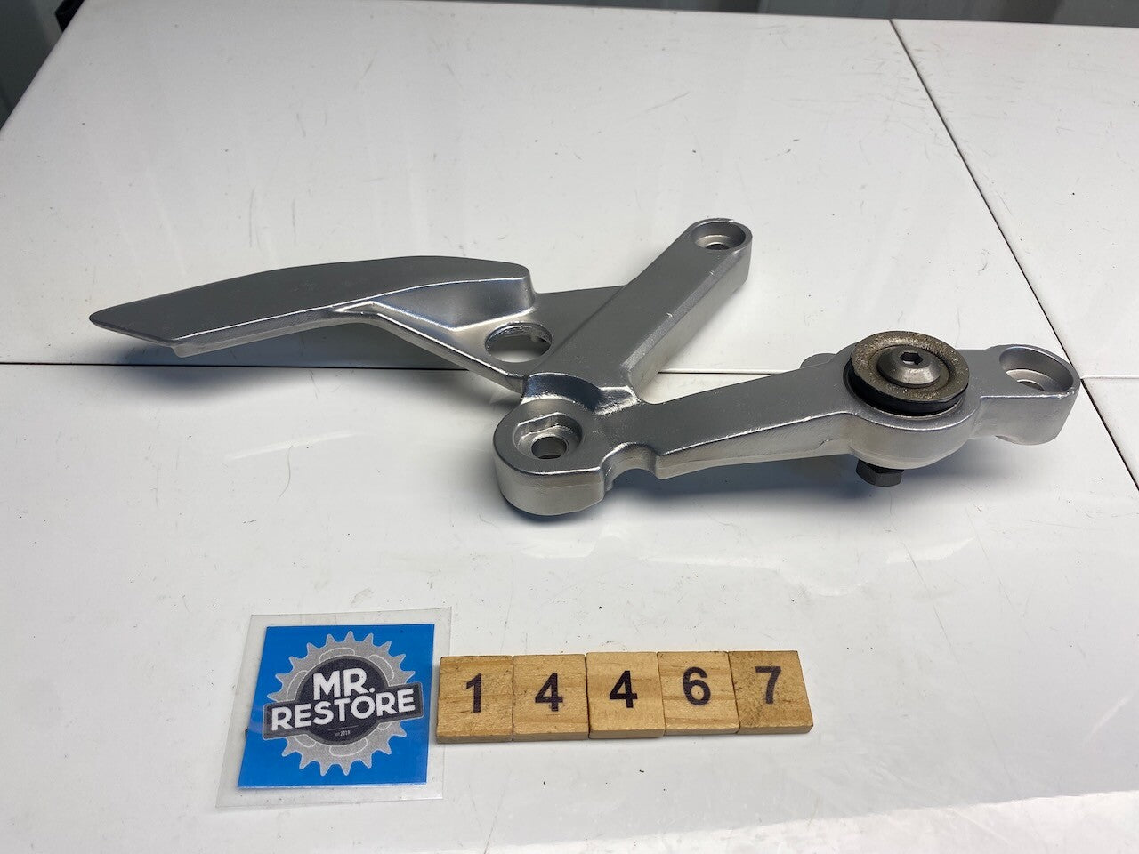 Yamaha TZR250 2MA 1KT R/H Front Rider Footrest Bracket - Vapour Blasted