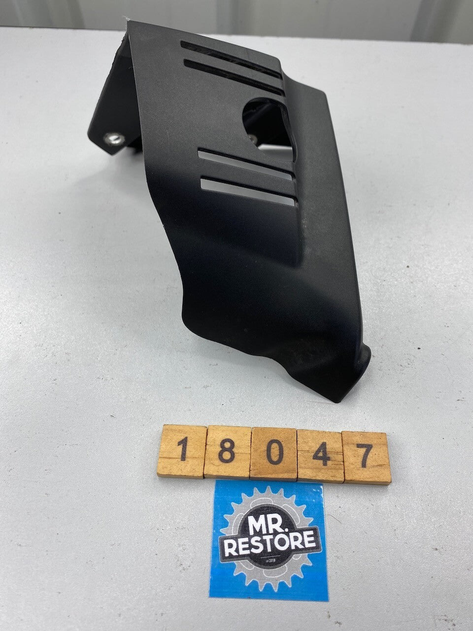 BMW R1200GS R1200RT R1200R R/H Lower Cylinder Cover 12137653138