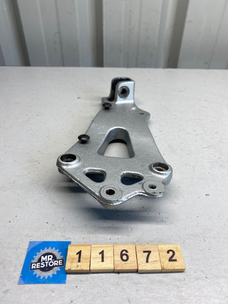 Suzuki GSXR1100 GSXR750 GSX750 Katana L/H Pillion Footrest Bracket 43821-27A00