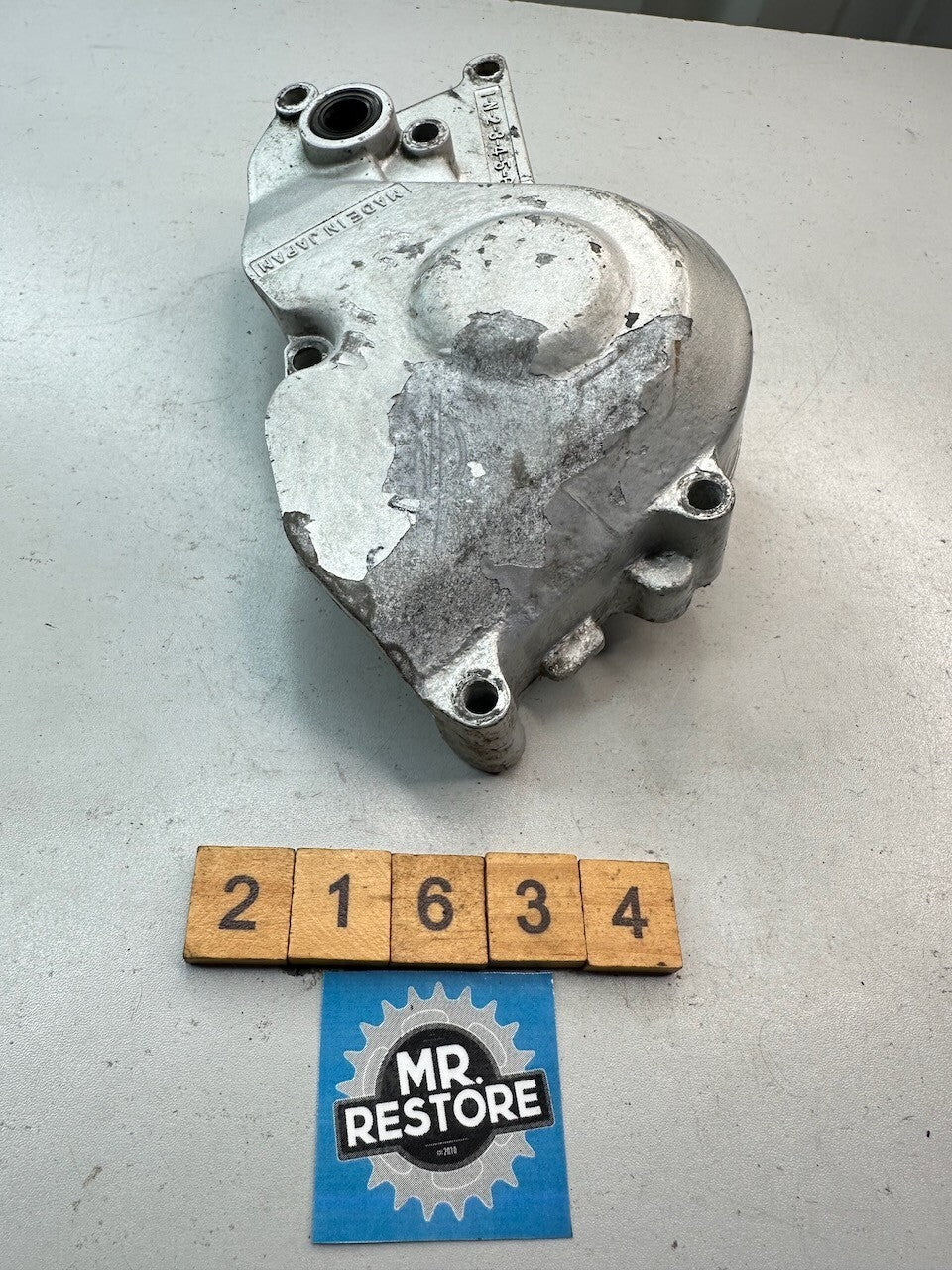Yamaha FZR250 3LN Crankcase Front Sprocket Cover 2