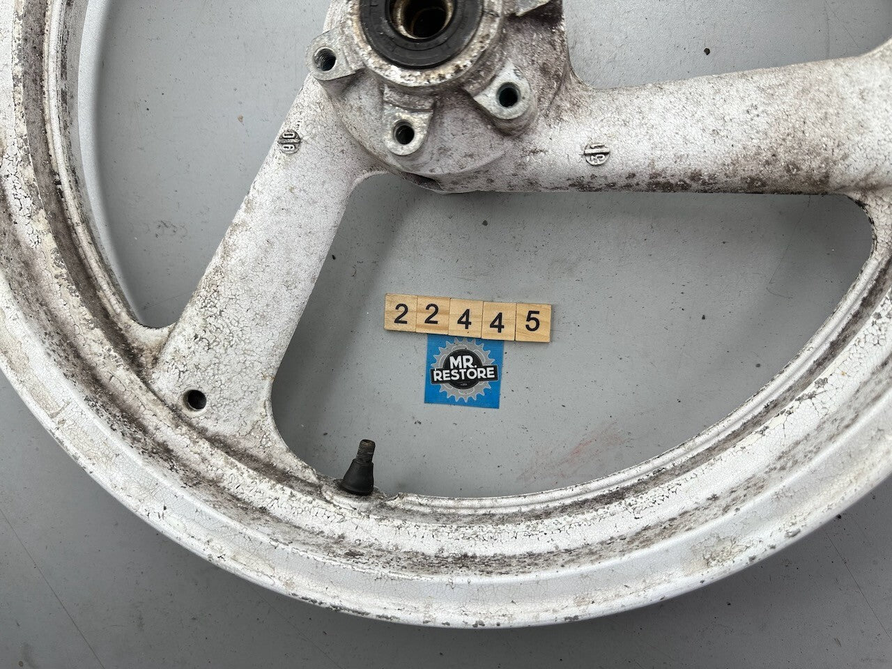 Yamaha FZR250 3LN Front Wheel 17 x 2.75 (F-44)