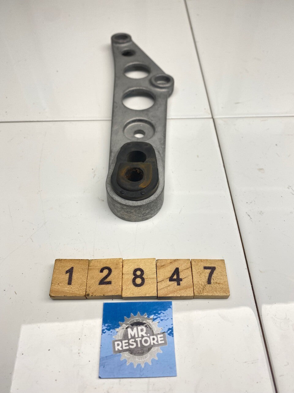Kawasaki GPZ250R L/H Rear Indicator Bracket & Rubber Mount