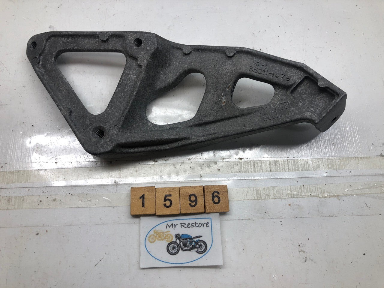 KAWASAKI ZXR750 H R/H Pillion FOOTREST Bracket assy