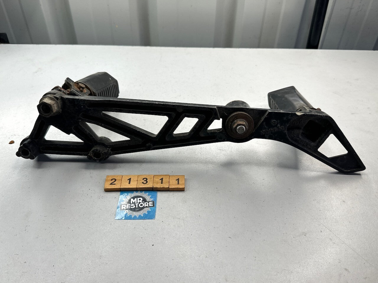 Kawasaki GPZ305 EX305 GPZ250 Belt Drive ER250 Z250 L/H Foot Rest Peg Bracket