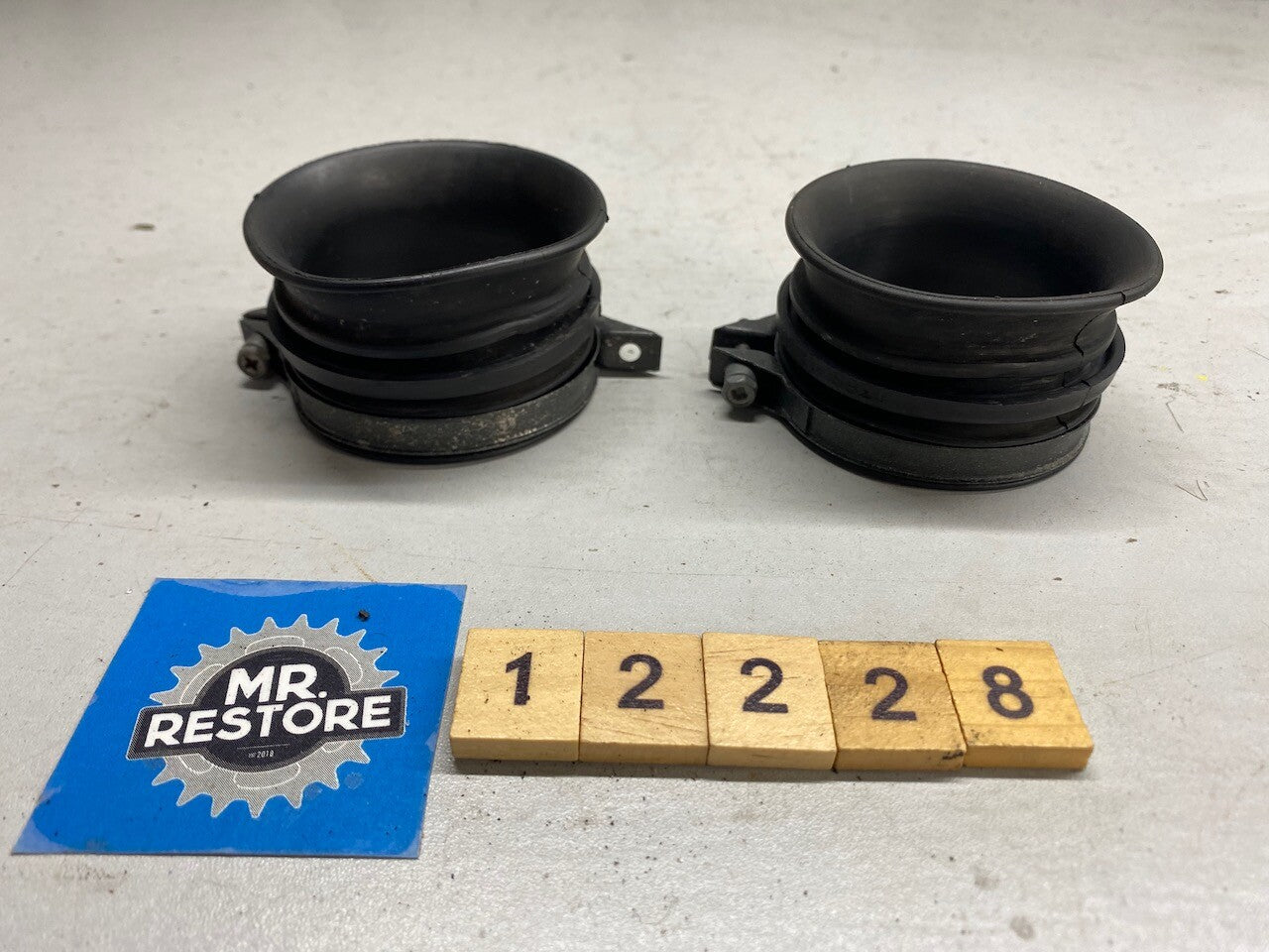 Suzuki RGV250 OEM Carb Holders & Clips (Pair)
