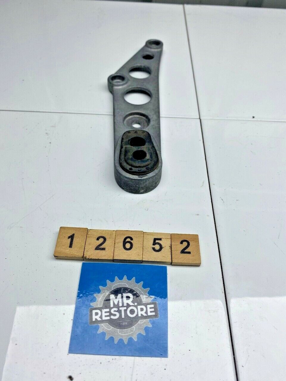 Kawasaki GPZ250R R/H Rear Indicator Bracket & Rubber Mount