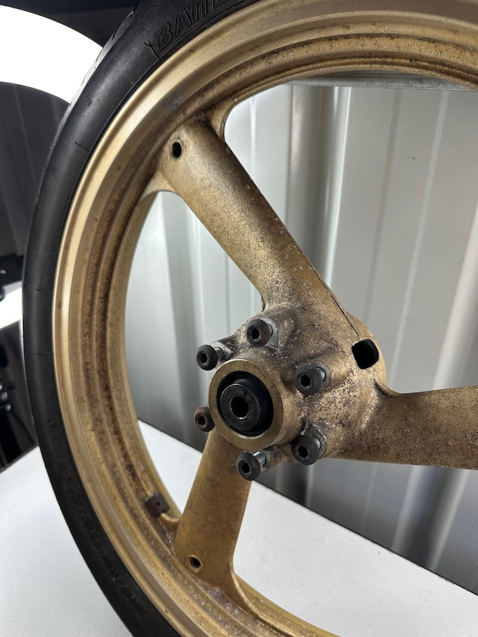 Yamaha TZR250 1KT 2MA Front Wheel in Original Gold Anodising 2.15 x 17 (F-33)