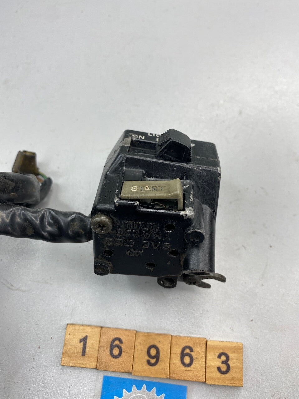 Yamaha FZR250 3LN R/H Handlebar Switch 3EN-83973