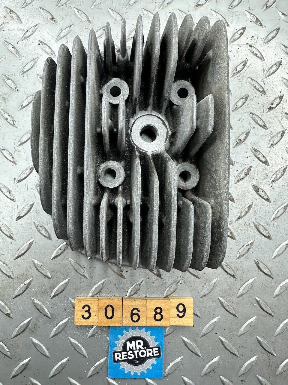 Yamaha YDS5 1967 YDS3 Left Cylinder Head 204-11111
